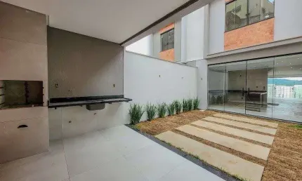 Casa com 3 quartos (suíte), espaço gourmet, área externa e 2 vagas no Santa Catarina