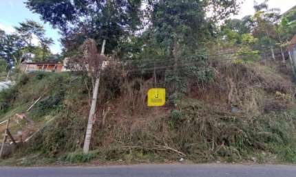 Terreno em aclive, de 600m², na parte central do Bairro Bandeirantes., com escritura e registro.