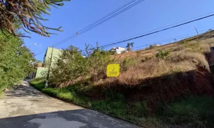 Excelente terreno, com 450m² (15 x 30) - no Condomínio Serro Real, bem no começo da região do Bairro São Pedro, à 5 minutinhos do centro da cidade.
