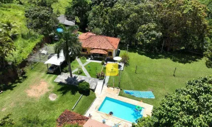 Lindo Sítio, com 7 alqueires mineiros,  à beirinha do asfalto, em Argirita, a 65 Km's do centro de Juiz de Fora, acesso todo de asfalto.