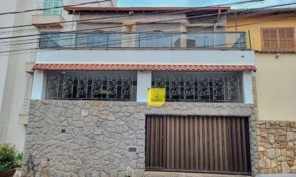 Casa duplex, com 5 quartos (1 suíte), e garagem para 2 carros, no Jardim Laranjeiras, próximo ao Cascatinha.
