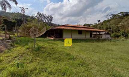 Granja toda plana, com 3.000m², e casa de telhado colonial de 3 quartos, no Granjeamento Varginha (BR-040 - Km 780).