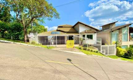 Excelente Casa com privacidade e uma bela vista em condomínio fechado