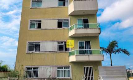 Amplo apto de 2 quartos com varanda e garagem em ótima localização no São Pedro