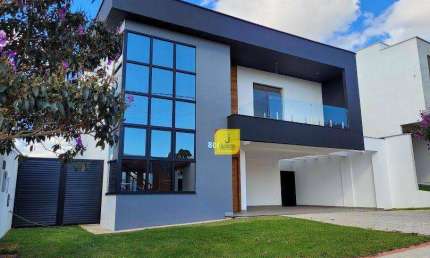 Casa com 4 quartos (3 suítes), espaço gourmet, quintal e 4 vagas no Condomínio Residencial Alvim