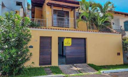 Casa com 2 quartos (suíte), espaço gourmet e 2 vagas em Condomínio ao lado da UFJF