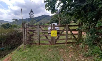 Excelente sítio, todo plano, c/ 10.000 m² (1 hectare). com casa simples de 2/4 (porém, de lage), 3 açudes, e 2.000 pés de frutas - em penido (br-267).