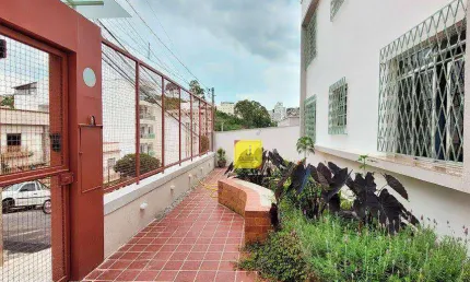 Apto térreo, todo reformado, com 2 quartos (suíte com closet, área externa e garagem no Alto dos Passos
