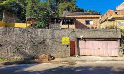 Imóvel com 3 casas, sendo duas de 2 quartos, e uma kitnet - no São Pedro.