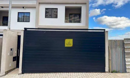 Ampla casa com 3 quartos (2 suítes), 2 vagas e quintal no Fontesville