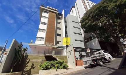 Studio mobiliado, com elevador e lavanderia, no Centro, a poucos passos do Parque Halfeld
