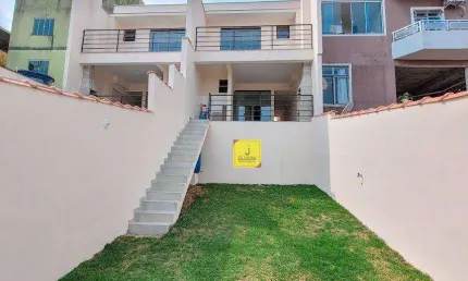 Linda casa de 2 quartos com suíte, área gourmet, quintal e garagem