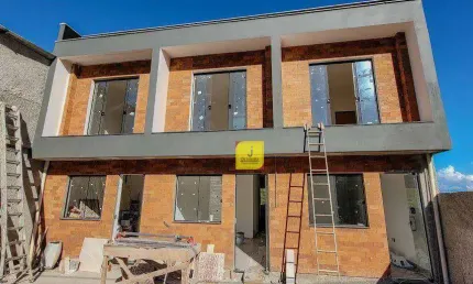 Casa com 2 quartos, 2 banheiros, quintal e garagem no Parque Independência