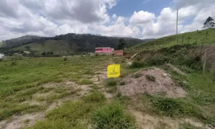 Granja toda plana, com 1.000 m², nos Cordeiros (estrada da Lagoa), à 5 minutos de carro do Expominas (Km 790 da BR-040).
