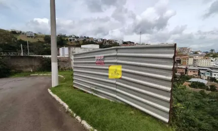 Excelente terreno, com 378 m², no condomínio Jardim Azaléia, ao lado da UFJF - no Bairro São Pedro.