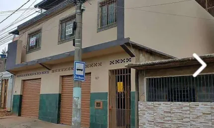 Excelente casa com 3 quartos, 2 garagens, quintal, e terraço no Santa Cruz.