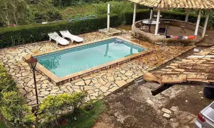 Excelente granja com casa de 5 quartos, piscina, luz da Cemig, várias garagens, e terreno de 3.600m², no Ribeirão do Carmo.