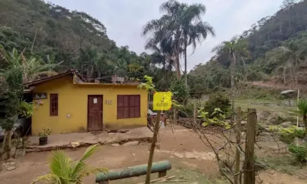 Baixou de preço, agora 350 mil - sítio c/ 9,4 hectares em monte verde, c/ 2 casas simples, 2 açudes, riacho, energia cemig, muita água, e mata virgem.