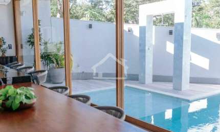 CASA ALTISSÍMO PADRÃO NO BAIRRO DAS ÁGUAS COM VISTA DEFINITIVA!