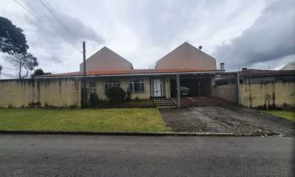 Excelente residência de esquina à venda no bairro Uberaba-Curitiba-PR.