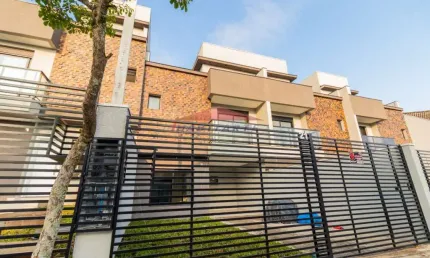 Residencial Rinelli IV - Sobrado de frente pra rua com 3 quartos, 1 suíte, terraço, 2 vagas, Curitiba-PR, bairro Uberaba. Entrada facilitada!