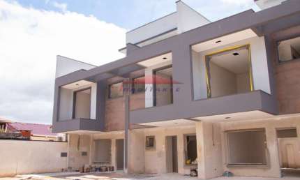 Sobrado de 3 quartos em condomínio no Jardim das Américas, Curitiba-PR: 128m², suíte, sala, 4 banheiros e 2 vagas de garagem, terraço, com jacuzzi.