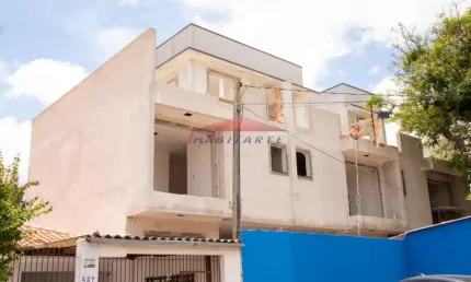 Sobrado à venda no Jardim das Américas em Curitiba: 3 suítes, terraço com churrasqueira e Jacuzzi, 2 vagas.