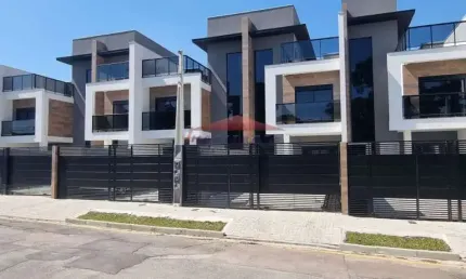 Lindo Sobrado Triplex localizado no bairro Uberaba-Curitiba-PR