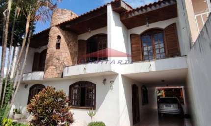 Imperdível oportunidade: Casa à venda em Curitiba-PR, no bairro Xaxim, com 5 quartos, 1 suíte, 2 salas, 3 banheiros, 3 vagas de garagem e 270m².