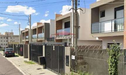 Imperdível Sobrado à Venda em Curitiba-PR, Bairro Uberaba! 3 Quartos, 1 Suíte, 2 Salas, 3 Banheiros, 3 Vagas, 125m².