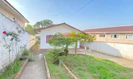Imperdível oportunidade de adquirir casa com 3 quartos e 5 vagas de garagem, com quintal no bairro alto de curitiba-pr!
