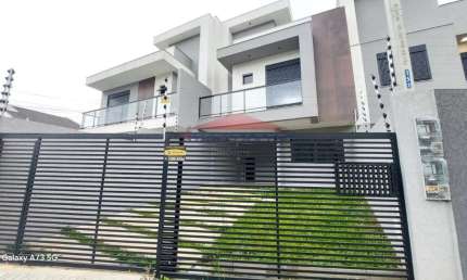 Imperdível Sobrado à Venda em Curitiba-PR, Bairro Uberaba: 3 Quartos, 1 Suíte, 1 Sala, 3 Banheiros, 2 Vagas, 144m².