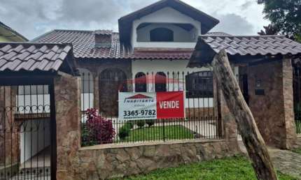 Casa à venda em Curitiba-PR, bairro Uberaba: 3 quartos, 1 suíte, 2 salas, 3 banheiros, 4 vagas de garagem!