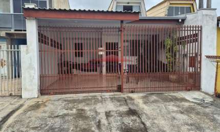 Casa à venda em São José dos Pinhais-PR, Bairro Silveira da Motta: 3 quartos, 2 salas, 1 banheiro, 1 vaga de garagem - 134,00 m².