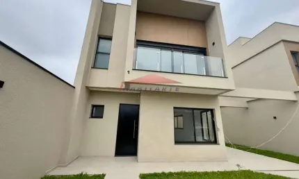 Imperdível Sobrado com 3 Suítes e 4 Vagas de Garagem no Uberaba, Curitiba-PR - Confira!