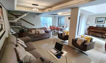 Imperdível Sobrado à Venda em Curitiba-PR, Bairro Guabirotuba: 3 Quartos, 2 Suítes, 2 Salas, 4 Banheiros, 3 Vagas, 264,29m².