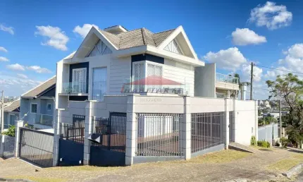 Sobrado à venda em Curitiba-PR, bairro Uberaba: 3 quartos, 1 suíte, 3 salas, 4 banheiros, 4 vagas, 260m²!