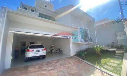 Casa de alto padrão à venda em Curitiba-PR, bairro Uberaba: 330m² de área - Oportunidade imperdível!