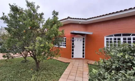 Casa comercial no uberaba, curitiba-pr: 2 salas amplas, 2 banheiros, 2 vagas e 100m² de área