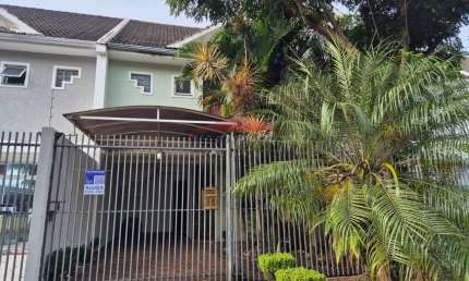 Sobrado à venda em Curitiba-PR, Guabirotuba: 3 quartos, 1 sendo suíte com hidromassagem, 2 salas, 2 banheiros, 2 vagas de garagem, 165 m²