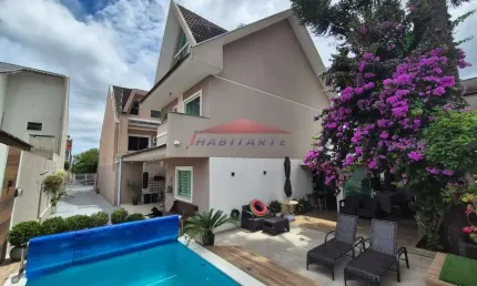 Sobrado à venda em Curitiba-PR, Uberaba: 3 quartos, sendo 1 suíte com closet e hidro, piscina aquecida, 6 vagas, 270 m². Venha conferir!