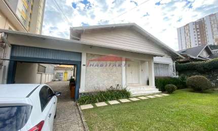 Imperdível: Casa à venda com amplo terreno em Curitiba-PR, Centro Cívico.2 suítes, 2 salas, cozinha planejada 3 banheiros, 6 vagas , 819m²! Aproveite!