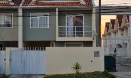 Excelente sobrado tríplex  localizado no Bairro Alto - Curitiba -PR.