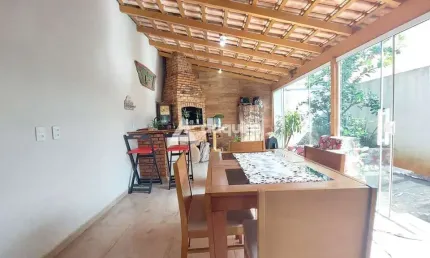 Casa com churrasqueira gourmet à venda na melhor rua do bairro Ibirapuera a 1 minuto da Av Visconde