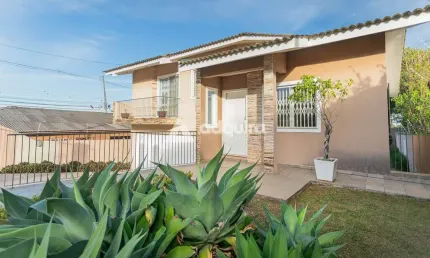 Casa aconchegante com lindo quintal, churrasqueira e pergolado, 180m² de casa e 495m² de terreno à