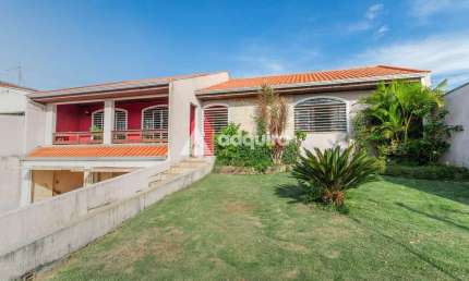 Casa com Piscina e Amplo Terreno à venda, 495m² de terreno e  257,22m² de área construída,  bem loc