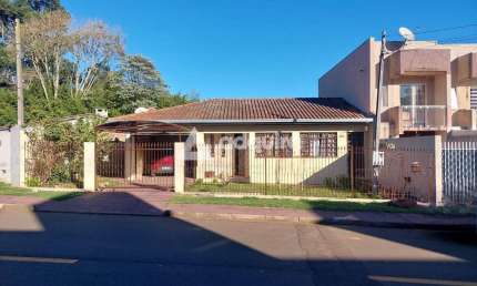 Casa à venda em Oficinas próxima à Igreja São Cristóvão, Ponta Grossa, PR