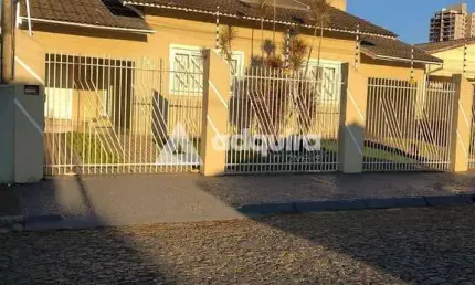Casa à venda, contendo 3 quartos (sendo 1 suite), 3 banheiros e 4 vagas de garagem, no bairro Orfãs