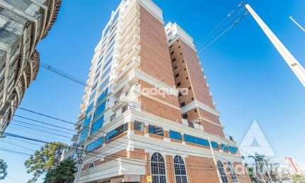 Amplo apartamento contendo 3 suítes no edíficio London, semi-mobiliado.