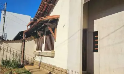 Casa com Lote Inteiro e Saída para Duas Ruas no Santa Maria – Timóteo